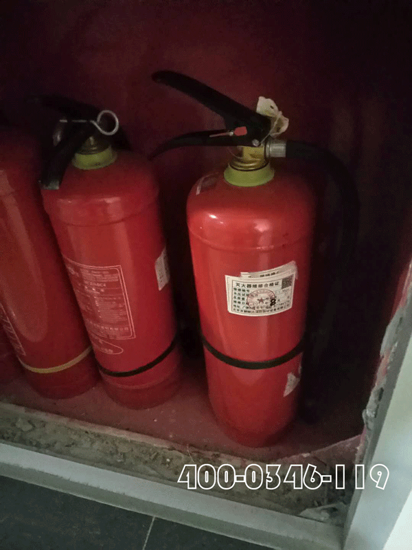 住宅樓內(nèi)堆放垃圾自然引起火災(zāi)物業(yè)承擔(dān)什么責(zé)任？